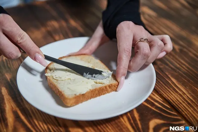 Дрожжи и плесень обнаружены в сливочном масле, производство которого отнесено к омской региональной продукции. Россельхознадзор остановил действие декларации; пробы и протоколы подтверждают несоответствие.