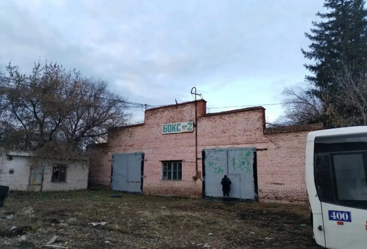 На продажу выставлены сварочно-кузовной цех, склады, зона технического обслуживания и нежилые помещения, а также земельный участок площадью 1 га. Стартовая цена — 40,79 млн рублей. Прием заявок продлится до 18 ноября 2026 года; торги запланированы на 20 ноября.