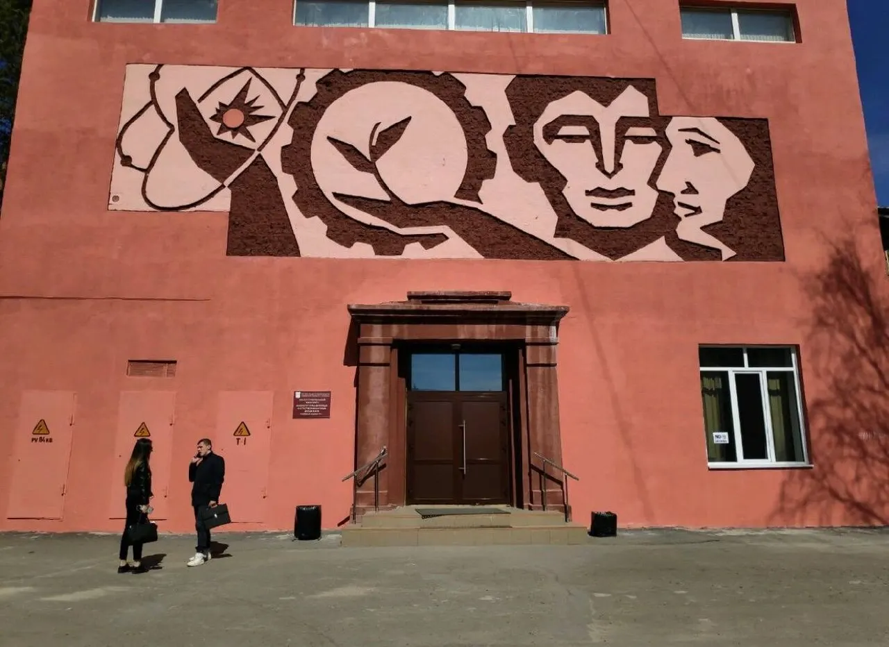Панно на фасаде второго корпуса омского аграрного университета обсуждают возможность сохранения после общественного резонанса; решение примут после обследования стен и запланированных работ на следующий год.