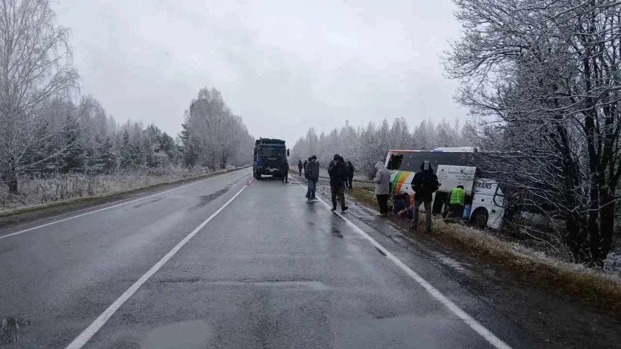 На 535-м километре трассы в Ермаковском округе водитель Scania при повороте налево столкнулся с автобусом Yutong, в котором находились 41 пассажир; одному из них потребовалась медицинская помощь.