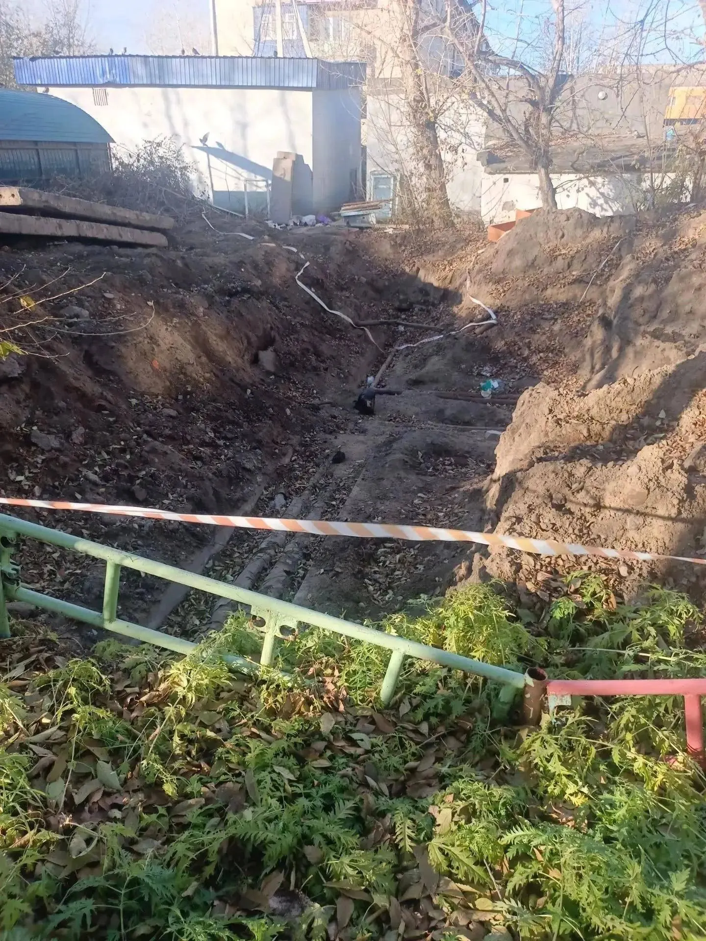 Жители Ингодинского района жалуются на открытую яму и торчащие трубы во дворе; работы продолжаются, есть риск отключения горячей воды и отопления в преддверии морозов.