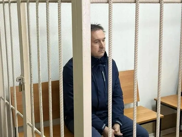 Следствие считает, что он завысил цену на коттедж, оформленный как служебное жилье, и забрал себе разницу в 1,1 млн рублей. Дело продолжается, арест действует до 8 декабря.