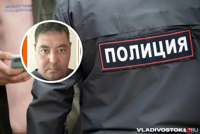 В Омской области пропал 43-летний мужчина. Автомобиль пропавшего найден в поле недалеко от села Целинное; продолжаются поиски полицией и волонтёрами. Известны приметы и контакт для информации.