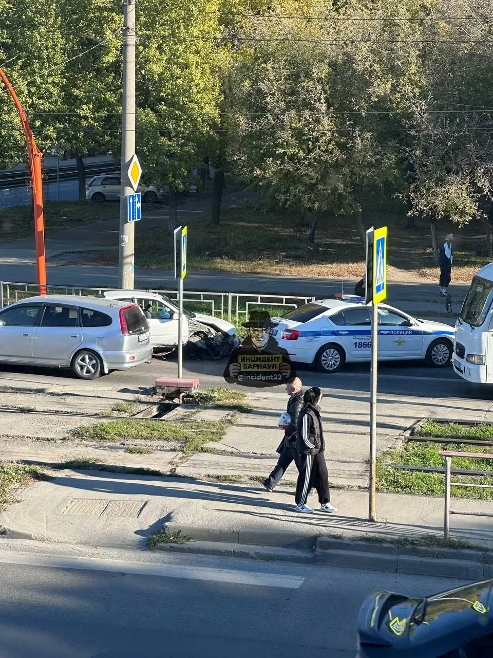 Белый Nissan Sunny в Барнауле врезался в ограждение на улице Антона Петрова; водитель ушёл с места аварии, автомобиль увезли на специализированную стоянку. Госавтоинспекция ищет свидетелей.