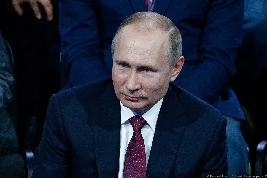 Президент России поручил создать во всех регионах систему независимой оценки качества услуг в социальной сфере с использованием электронного портала Госуслуг; доклад — до 1 февраля 2027 года.