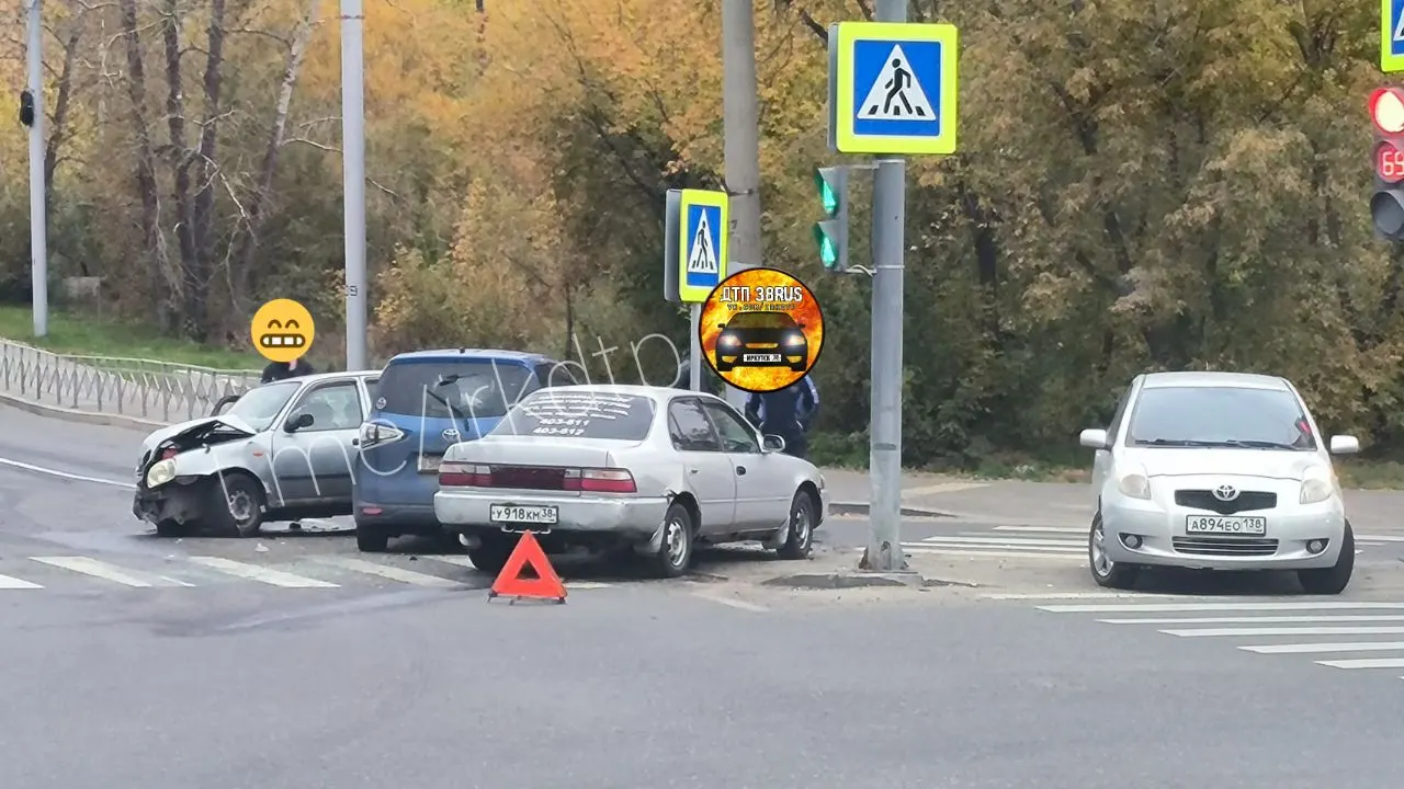 На развязке возле торгового центра «Бум» в Иркутске столкнулись несколько автомобилей; на месте работают медики и сотрудники полиции.