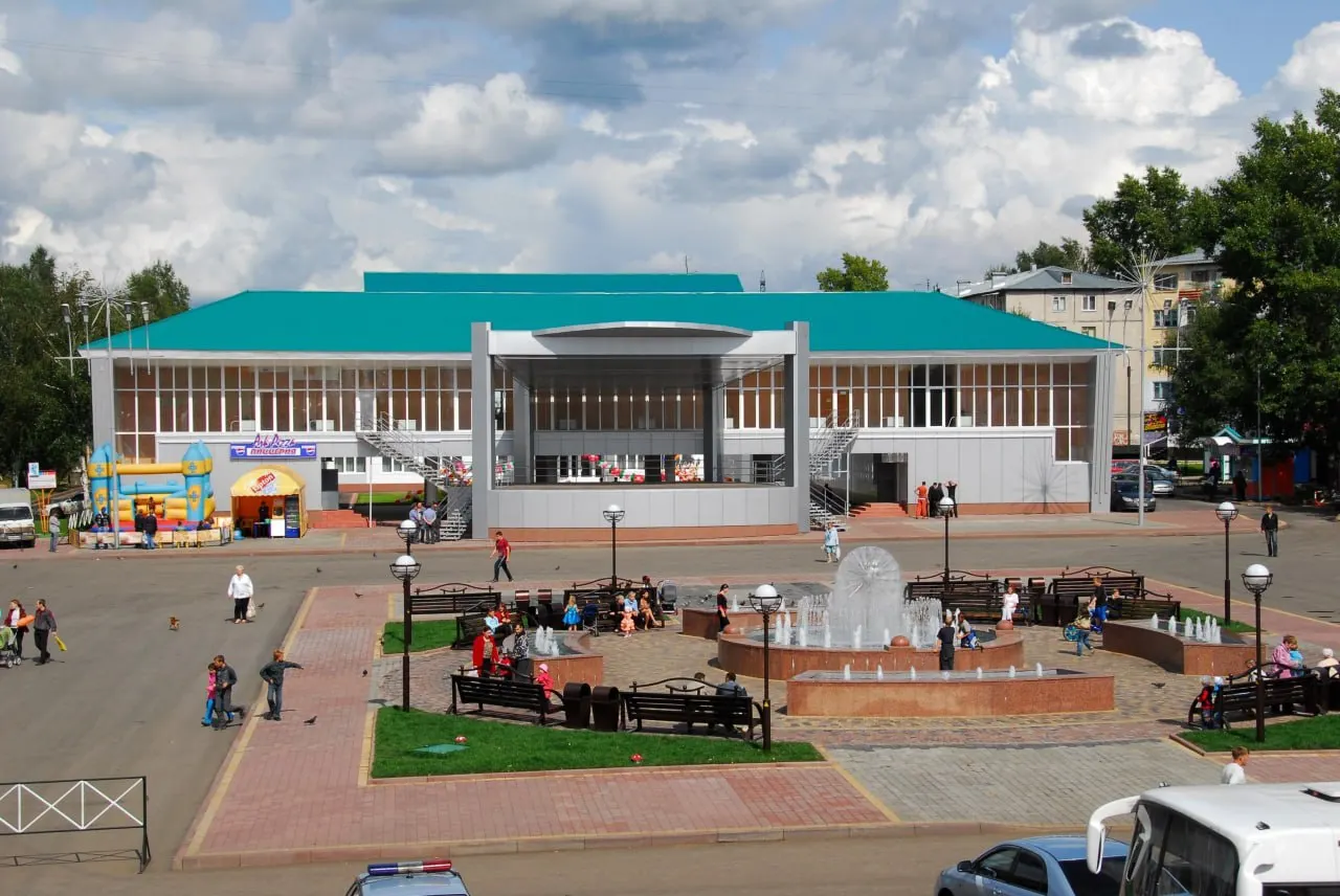 Город Березовский в Кемеровской области теряет школы, больницы и будущее; авторская колонка исследует причины перемен и контраст между прошлым и настоящим.