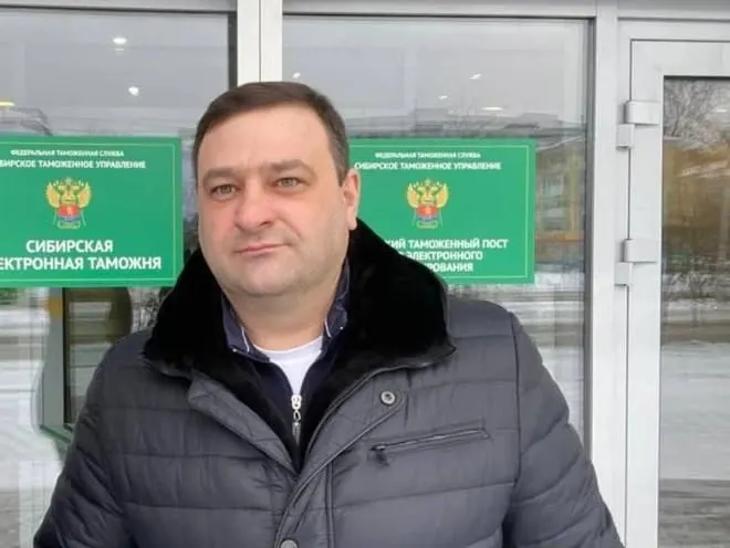 По данным источников, фигурант якобы мог получить взятку. Местонахождение задержанного не устанавливается, официального подтверждения пока нет.
