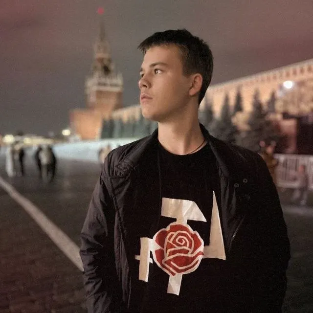 В Иркутске несовершеннолетний активист задержан после обыска по подозрению в демонстрации символики запрещённой партии; сторонники сообщают об удерживании в отделе по делам несовершеннолетних.