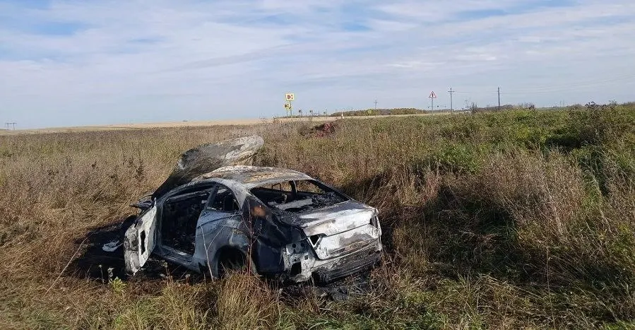 22-летняя жительница Шарыпово в состоянии опьянения потеряла управление и разбила новую Audi: авто вылетело в кювет, перевернулось и загорелось; участники выбрались и уехали.