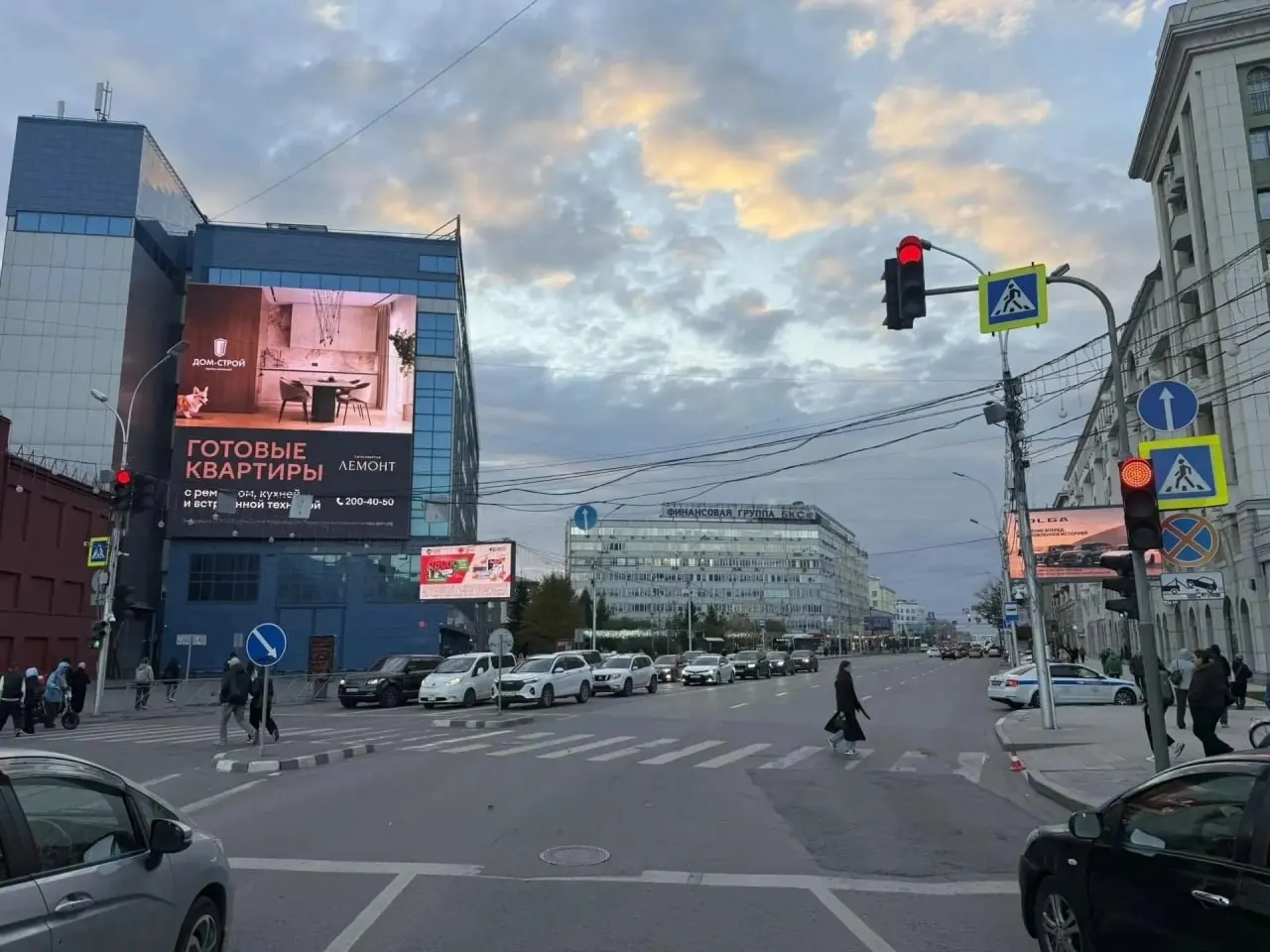 На пешеходном переходе недалеко от Красного проспекта, 29, 13-летняя девушка на электросамокате сбила 40-летнюю женщину; обе пострадали.