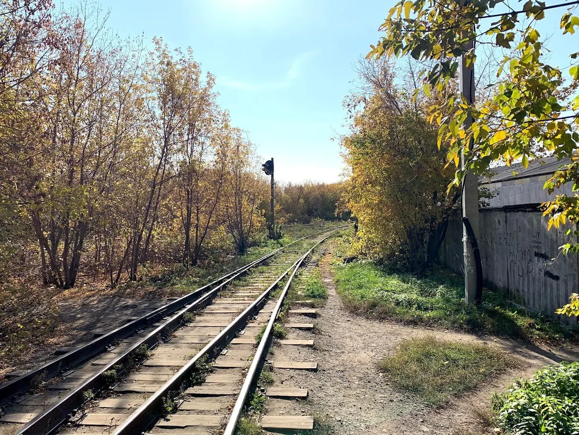 Площадь комплекса более 6000 кв.м, есть железнодорожный тупик; цена — 85 млн рублей.