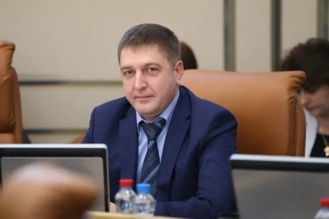 Жители элитного коттеджного поселка пожаловались на прокладку дороги к участку зампреда горсовета и потребовали проверки разрешений и соблюдения экологического законодательства.