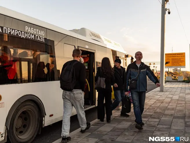 С 1 января 2027 года проезд в омском транспорте подорожает на два рубля: наличные — 49 руб., безналичная оплата — 42 рубля.