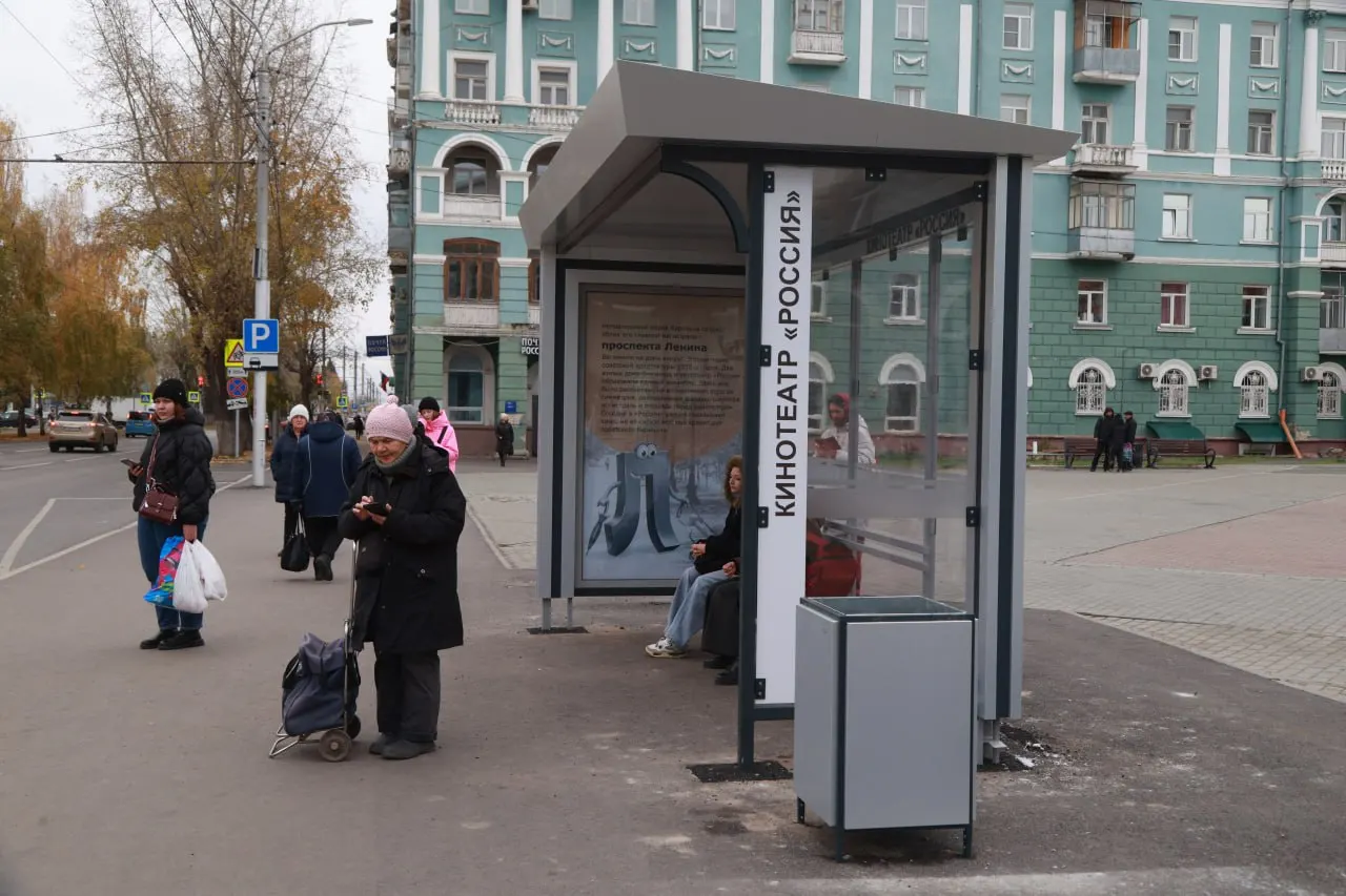 Новые остановочные павильоны в центре Барнаула предлагают информацию об истории города и схемы туристических маршрутов; до конца года заменят 21 павильон в рамках нацпроекта «Туризм и гостеприимство».