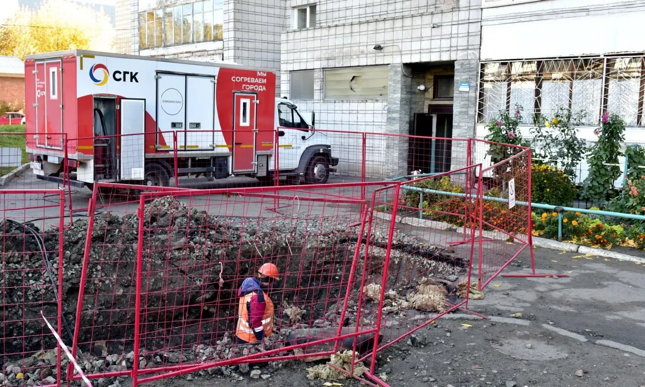 В Барнауле тепло подано в детские сады, школы и больницы; 98% жилых домов уже подключены. За отопительный сезон устранено 236 повреждений.