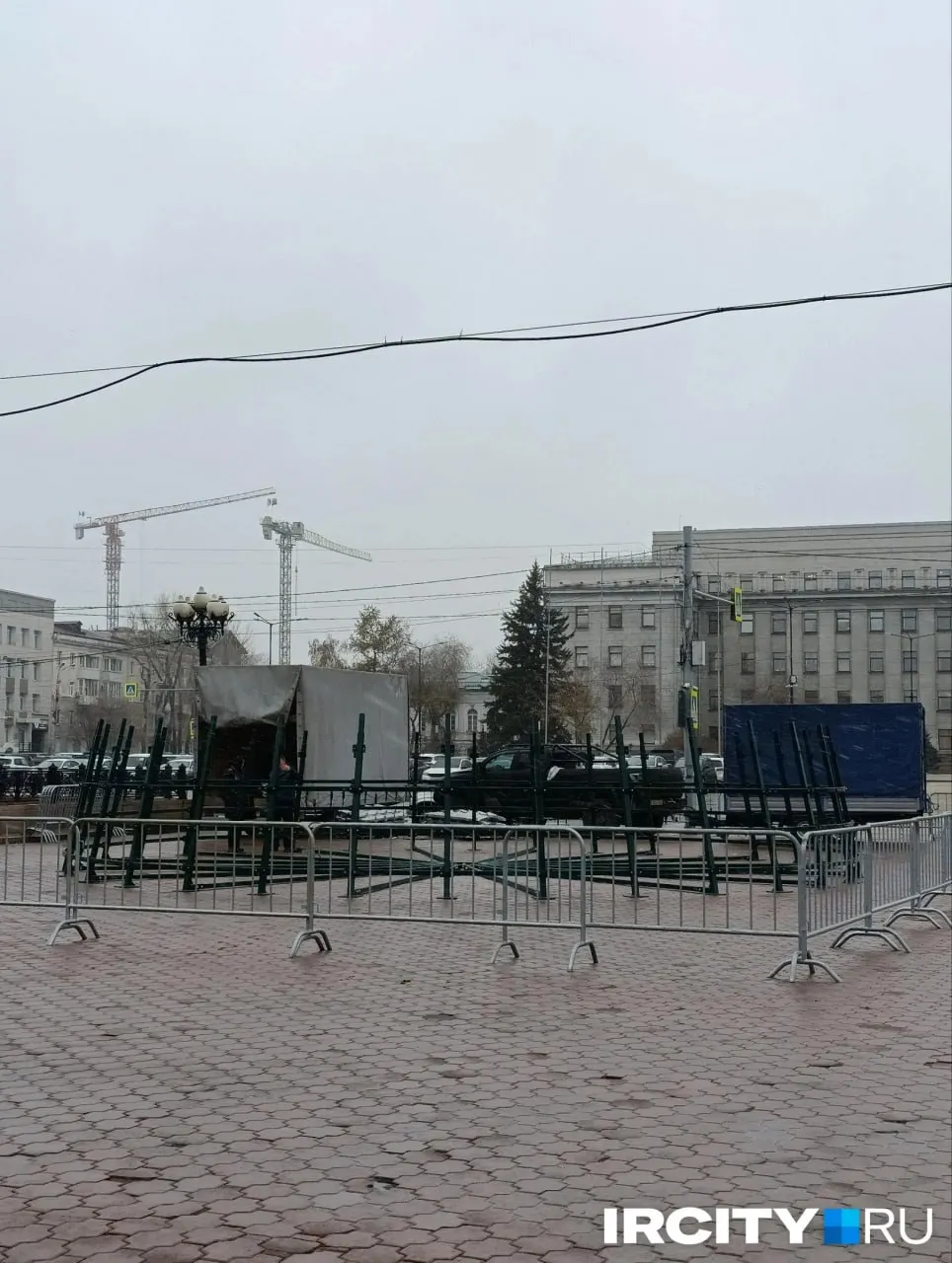 В Иркутске устанавливают главную новогоднюю ёлку высотой более 30 метров у областного правительства; она будет украшена элементами иркутских достопримечательностей и зажигаться круглый год. Открытие запланировано на 26 декабря.