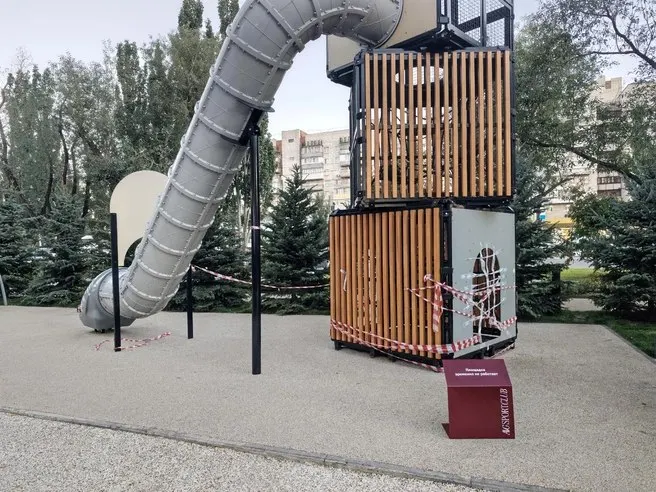 Детская горка в сквере «Сердце Омска» не работает; власти пообещали ремонт в течение месяца.