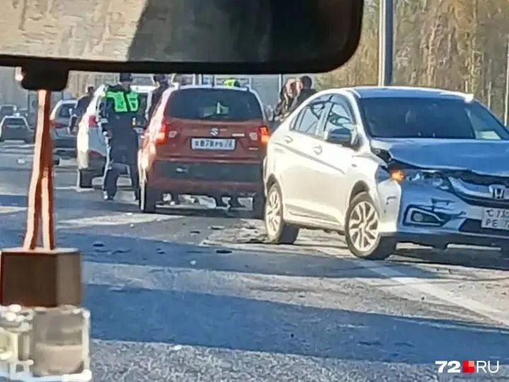 Утром на дорогах Сибирского федерального округа образовались пробки и гололед из‑за множества мелких аварий; водителей просят переобуваться на зимнюю резину.