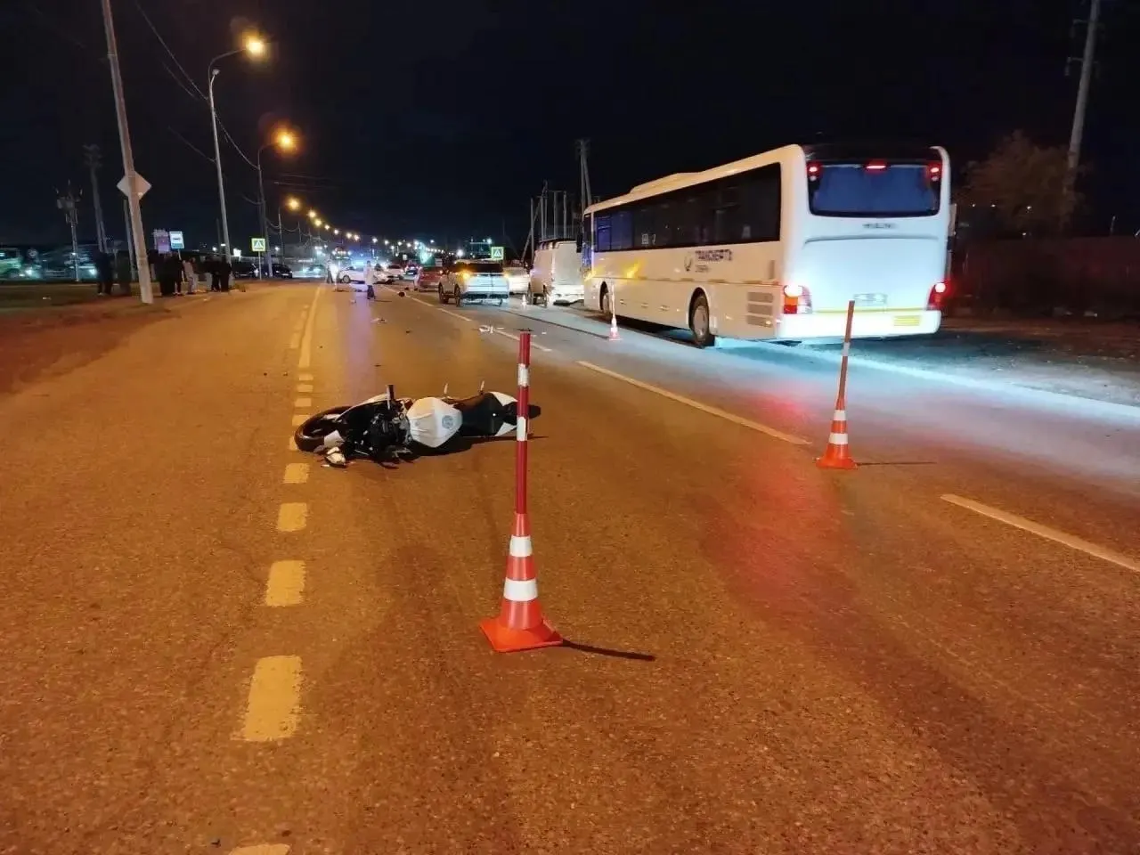 Двое молодых людей погибли в аварии: водитель мотоцикла и его пассажир, оба 19 лет. Расследование продолжается; рассматривается установка светофора вызывного действия и усиление дежурств, в вузе планируют профилактические мероприятия.