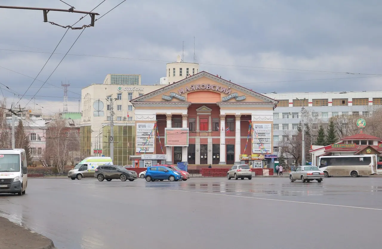 На остановках у КДЦ предлагают новое название — Соборная площадь. Решение связано с предстоящим 20-летием восстановления Успенского собора и находится на рассмотрении городского совета.