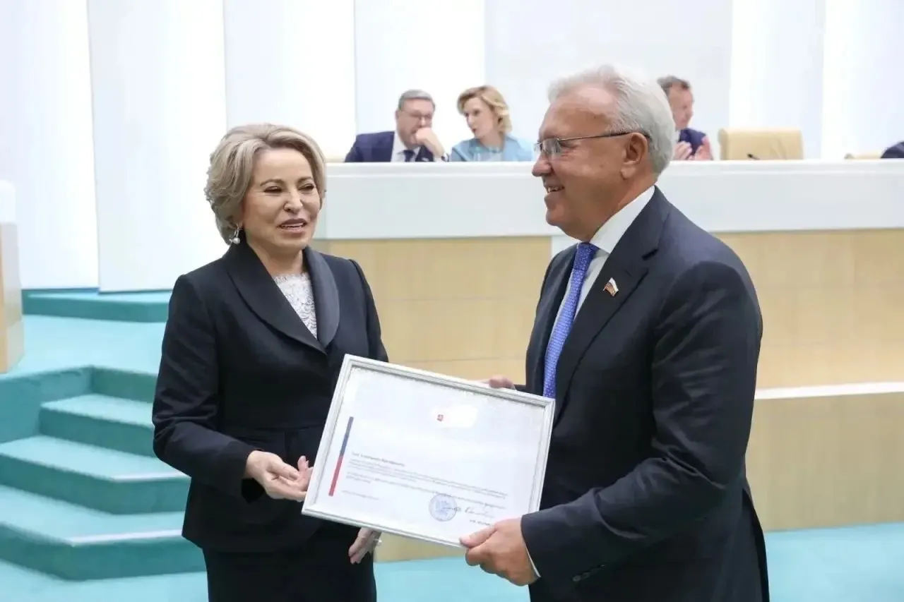 После долгой работы на региональном уровне Усс передал полномочия и занял место нового сенатора Сергея Пономаренко, ранее первого замгубернатора Красноярского края.