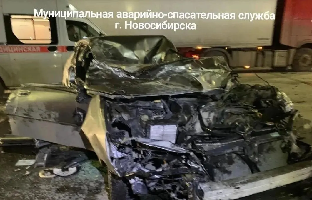 Поздно ночью на перекрестке произошла авария: грузовой DAF не уступил дорогу Subaru Legacy, водитель Subaru зажат в салоне; спасатели работают на месте.