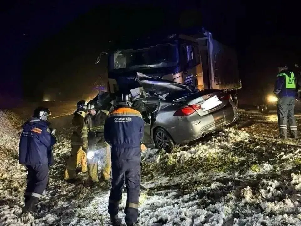 32-летний водитель Infiniti и его 43-летняя пассажирка погибли в столкновении с грузовиком на трассе; ранее зафиксирована аналогичная авария на Мочищенском шоссе.