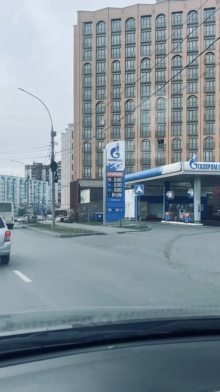 Глава новосибирского городского отделения ЛДПР сообщил, что на пяти из шести заправок Газпром нефти не удалось заправиться, несмотря на заявления властей.