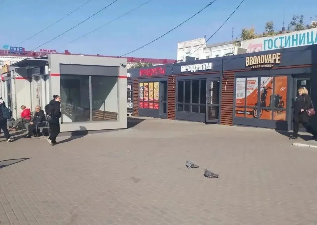 Запрет затрагивает около 200 торговых точек и устанавливает запрет на продажу табачной и никотинсодержащей продукции, кальянов и вейпов в радиусе 100 метров от образовательных учреждений.