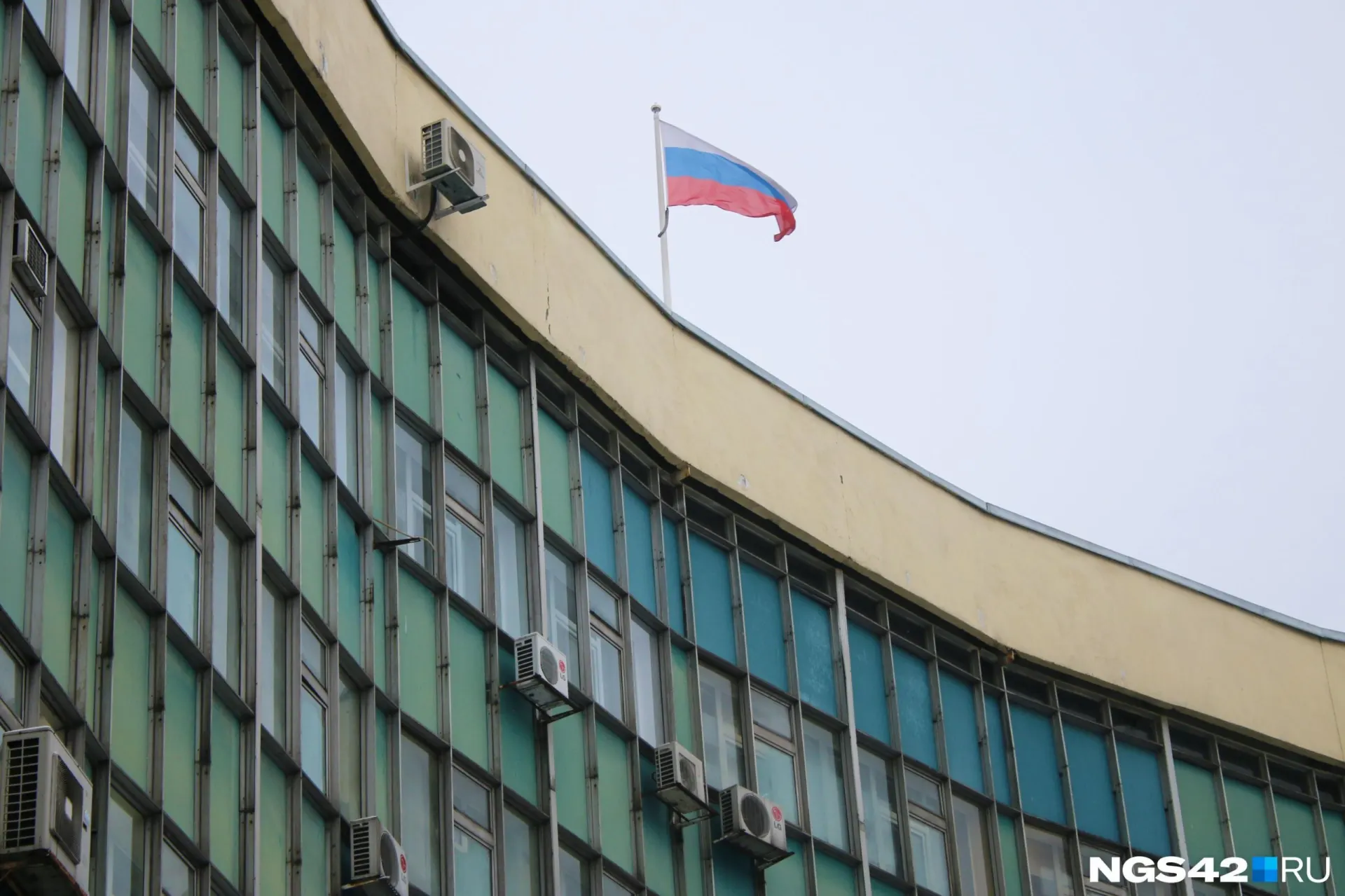 Депутаты городского совета обратились к губернатору с просьбой спасти бюджет от краха; городу не хватает десятков миллиардов рублей на зарплаты, образование, транспорт и коммунальную инфраструктуру.