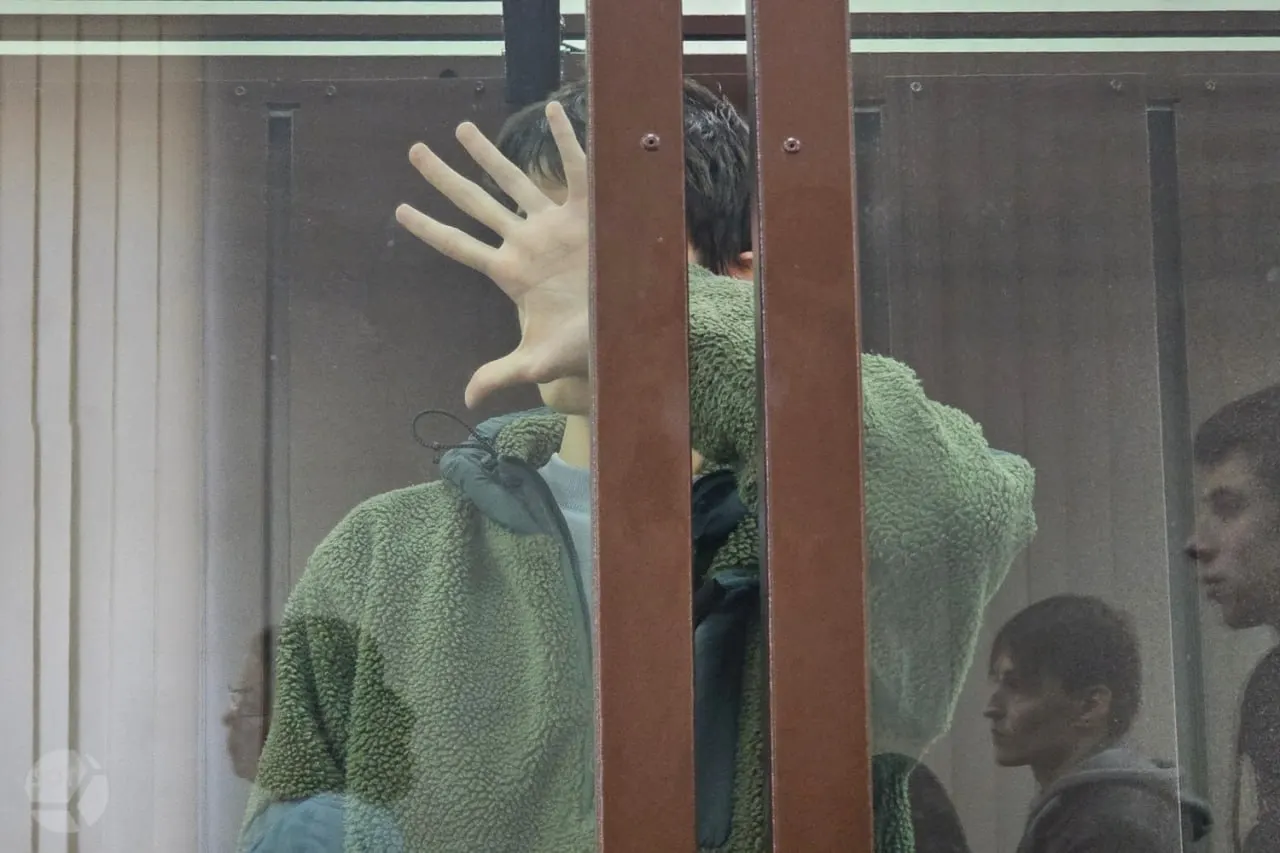 В Брянской области погиб один человек и ранено шесть после атаки беспилотников; подросток из Екатеринбурга арестован за поджог на АЗС по указанию сотрудников ФСБ; началось дело блогера в Санкт‑Петербурге; в Олешках введён режим прекращения огня; жители Омска сообщают о принуждении к подписанию контрактов; 17-летний юноша из Челябинской области обвинён в террористической деятельности.