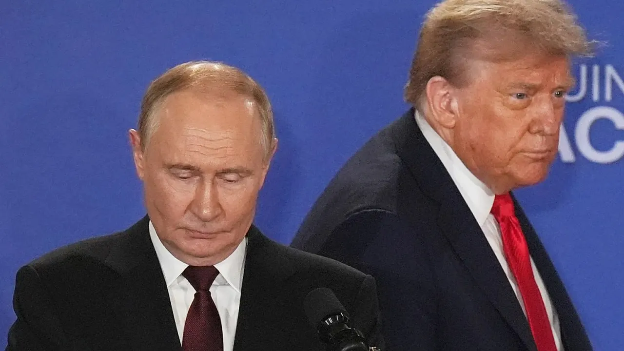 Мировые лидеры обсуждают возможный телефонный разговор между США и Россией на фоне гибели лаборантки в Иркутской области и запроса ВОЗ на данные о возбудителе инфекции.