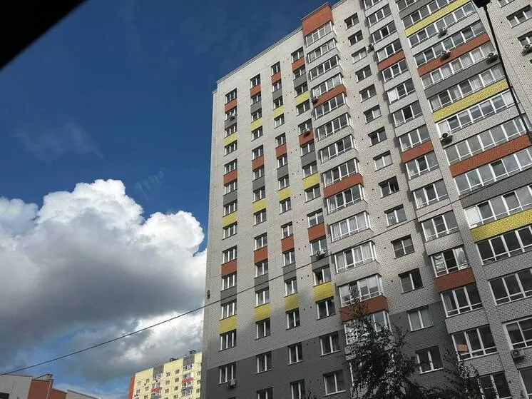 Двое подростков погибли после падения с 15-го этажа жилого дома на проспекте Ленина. По предварительным данным, они могли находиться в состоянии опьянения; возбуждено уголовное дело.