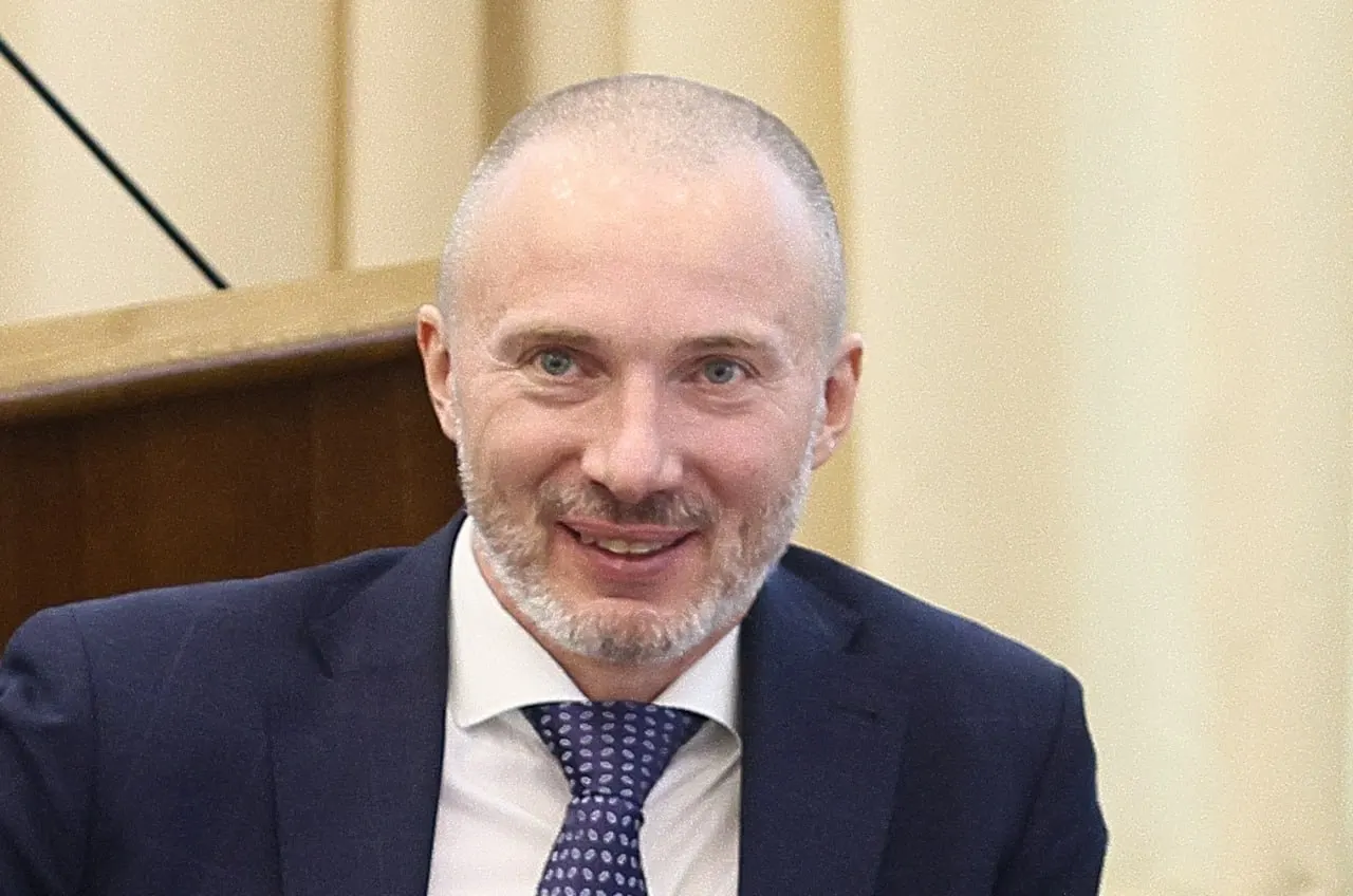 На кругом столе обсудили патриотическое воспитание молодежи и задачи акции, высказываются сомнения в её эффективности и роли властей.