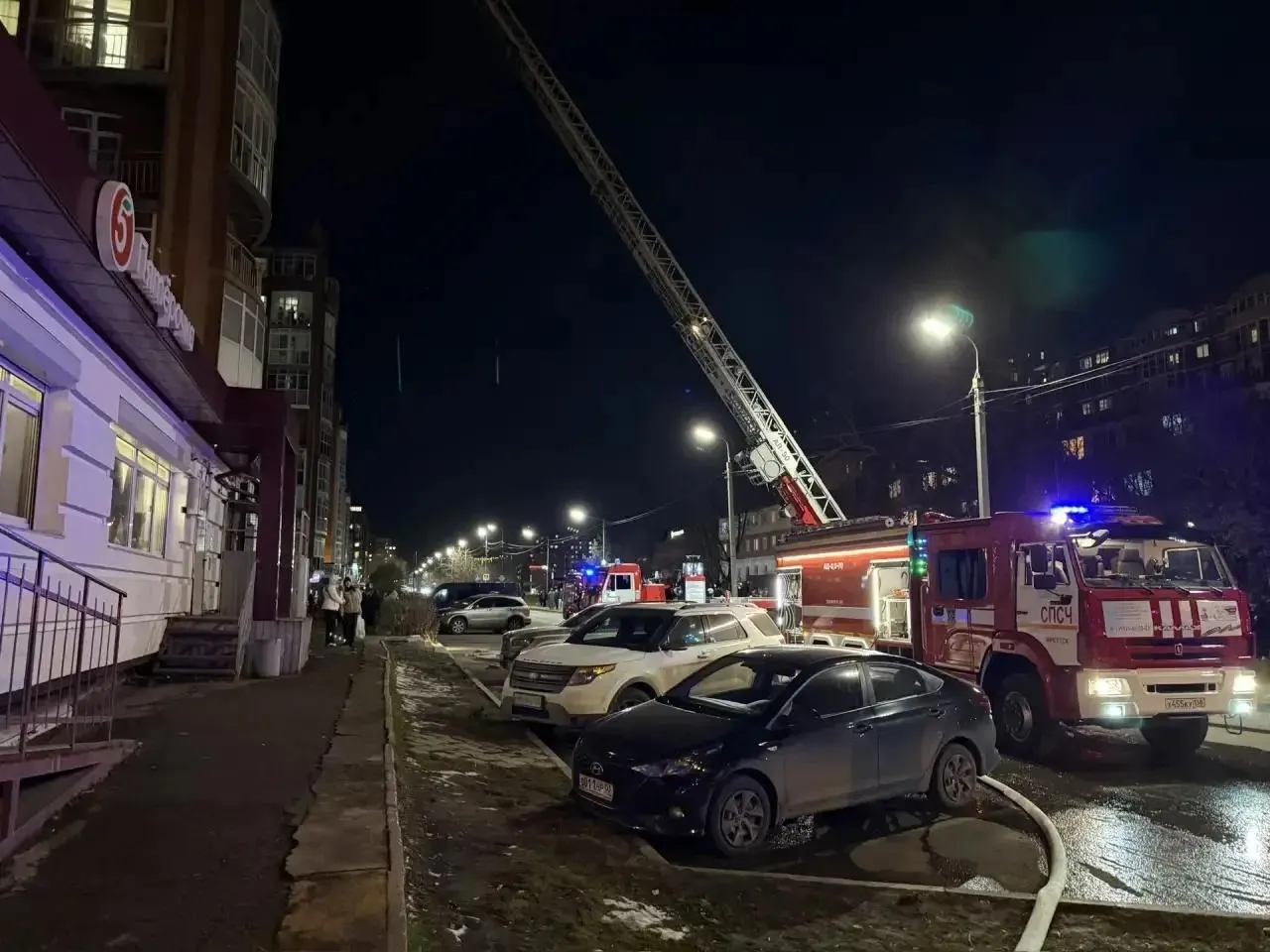 Пожар произошёл в квартире на Дальневосточной; площадь возгорания составила около 90 м². На месте работали 25 сотрудников МЧС и семь единиц техники. Из здания вывели восемь человек — пострадавших нет.