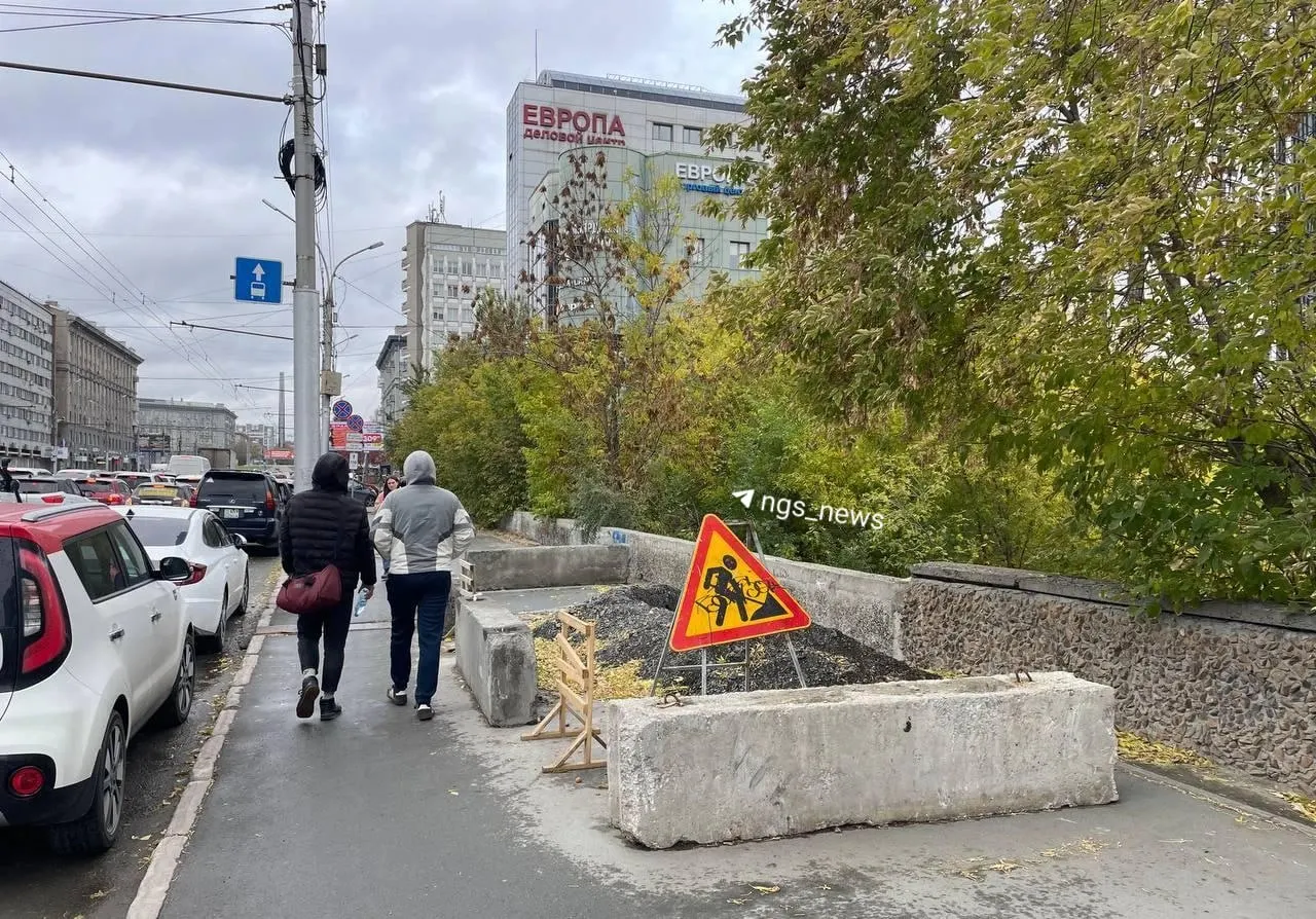 На Красном проспекте образовался крупный провал дорожного полотна. Из-за отсутствия ливневой канализации участок затапливается, откос тротуара размывается. В зоне введён режим повышенной готовности, участок огорожен бетонными блоками.