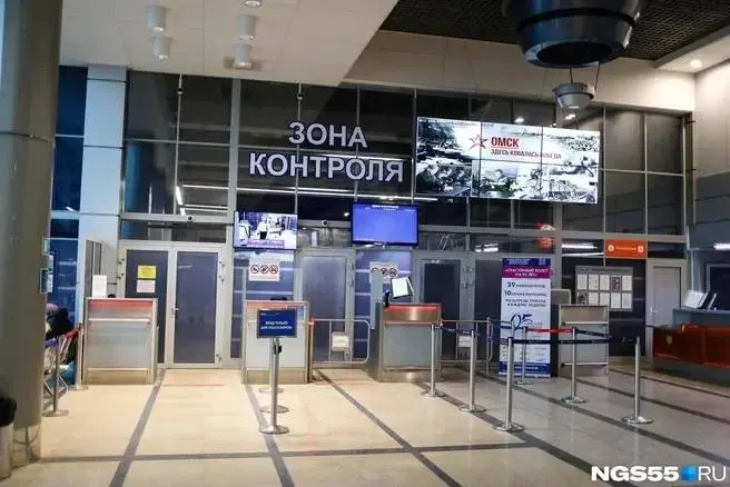 Из-за ночной атаки беспилотников на Москву утренние рейсы осложнились: в Омске фиксируются задержки и отмены по отдельным направлениям.