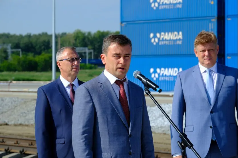 Законопроект предусматривает перевод участков в Коченёвском районе для создания транспортно-логистического центра «Сибирский»; инвестиции оцениваются в 18–25 млрд рублей.
