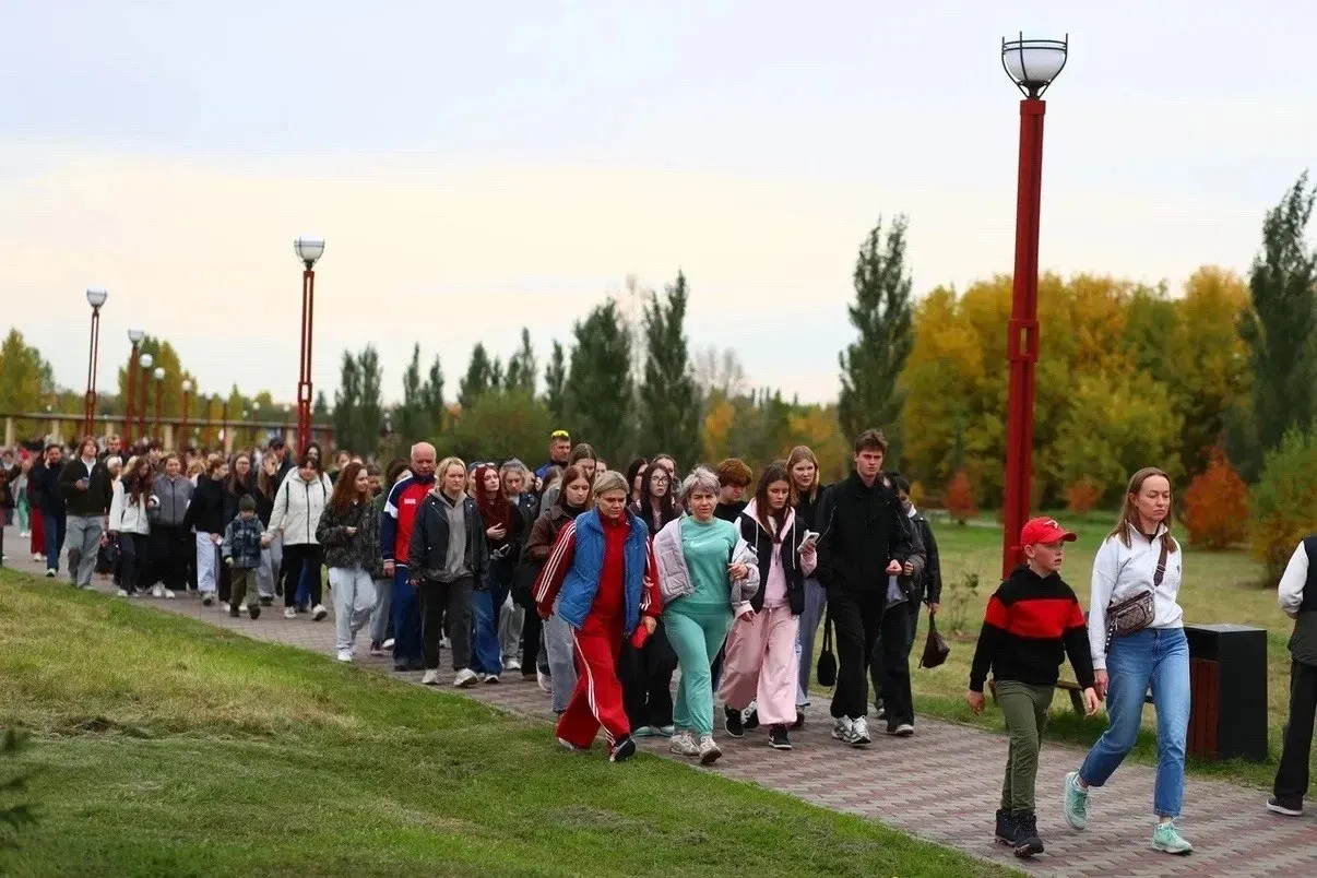 В природном парке «Птичья гавань» прошел трехкилометровый маршрут; участие приняли семьи, школьники, студенты и пенсионеры — около 2000 человек.