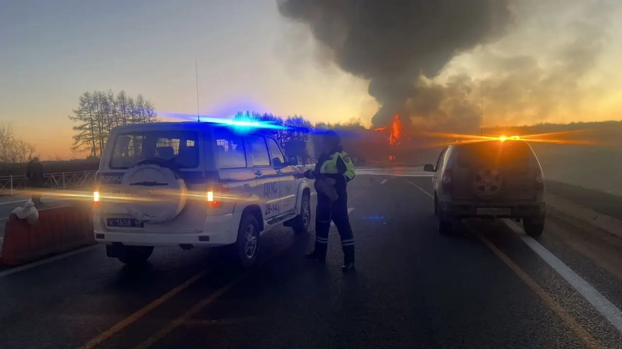 Водитель легковушки не уступил большегрузу с полуприцепом, после чего два грузовика столкнулись с фурой и загорелись. Два водителя погибли, водитель легковушки получил травмы и госпитализирован.