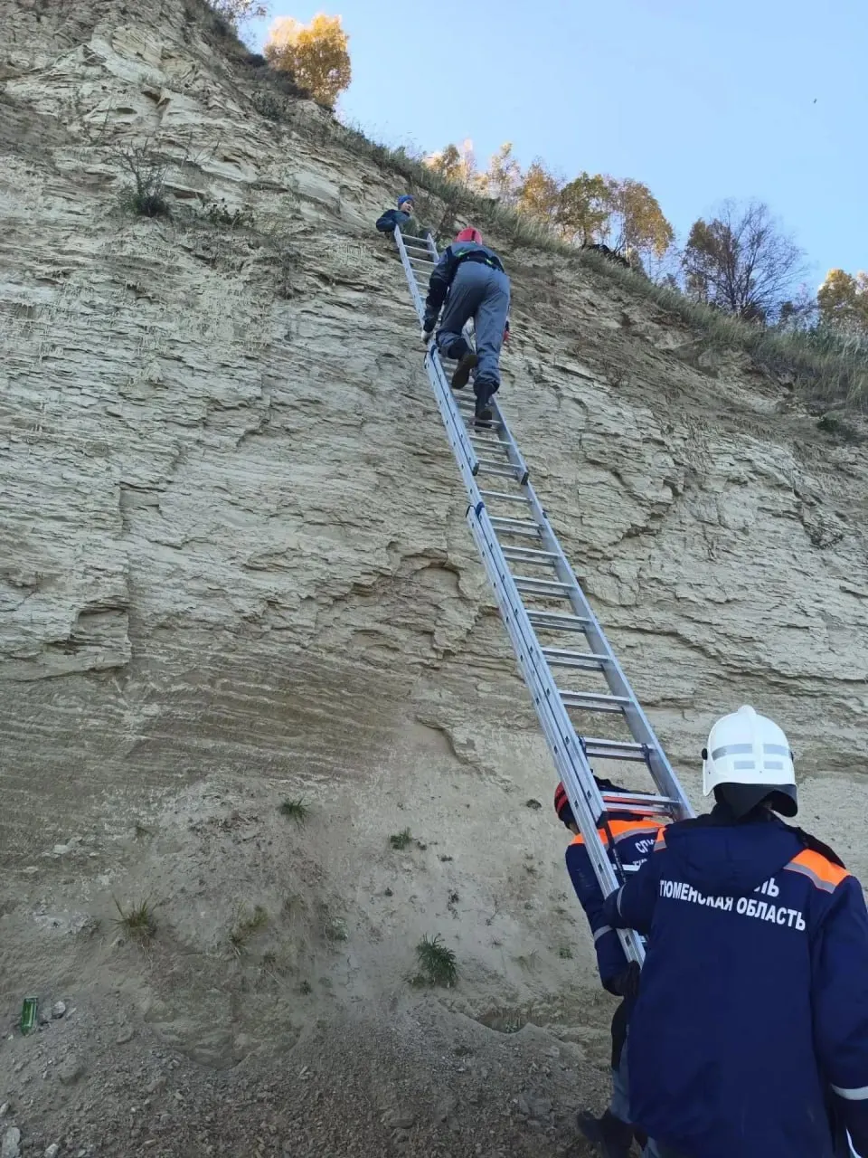 Двое граждан упали с прибрежной полосы Иртыша. Спасатели эвакуировали пострадавших и передали их медикам.
