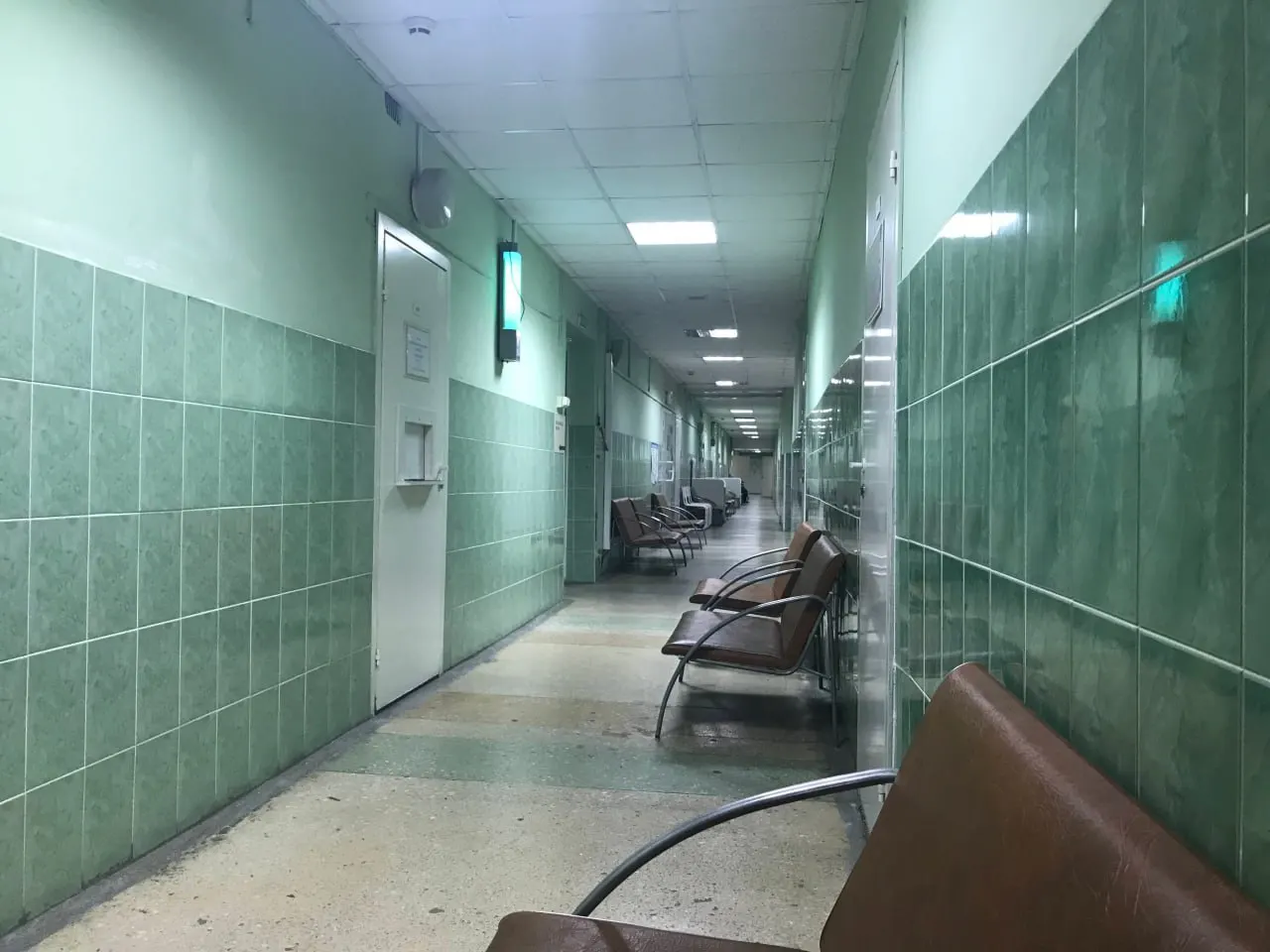 По данным источников, руководитель больницы принял решение уйти в отставку; 15 октября состоялся последний рабочий день.