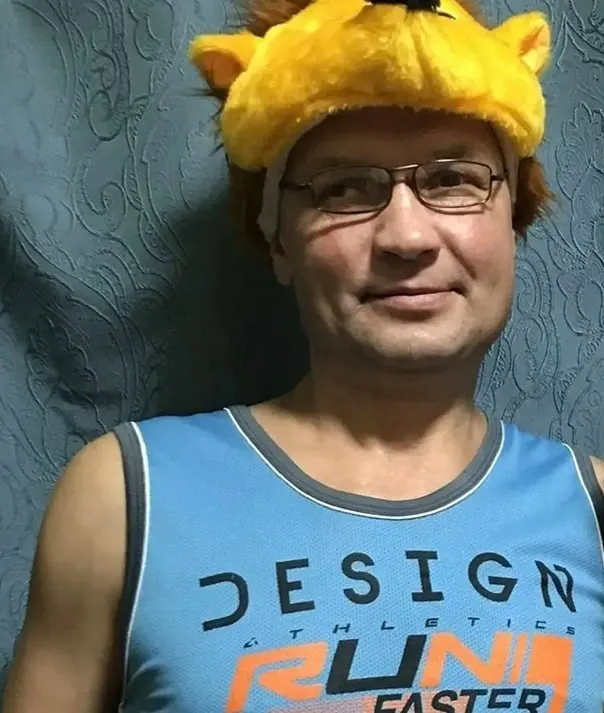 История мужчины из Омска, отца трёх детей, задержанного возле остановки и отправленного на военную службу, вызывает вопросы у близких и местных жителей. Родные пытаются разобраться, как прошли медицинские и бумажные процедуры.