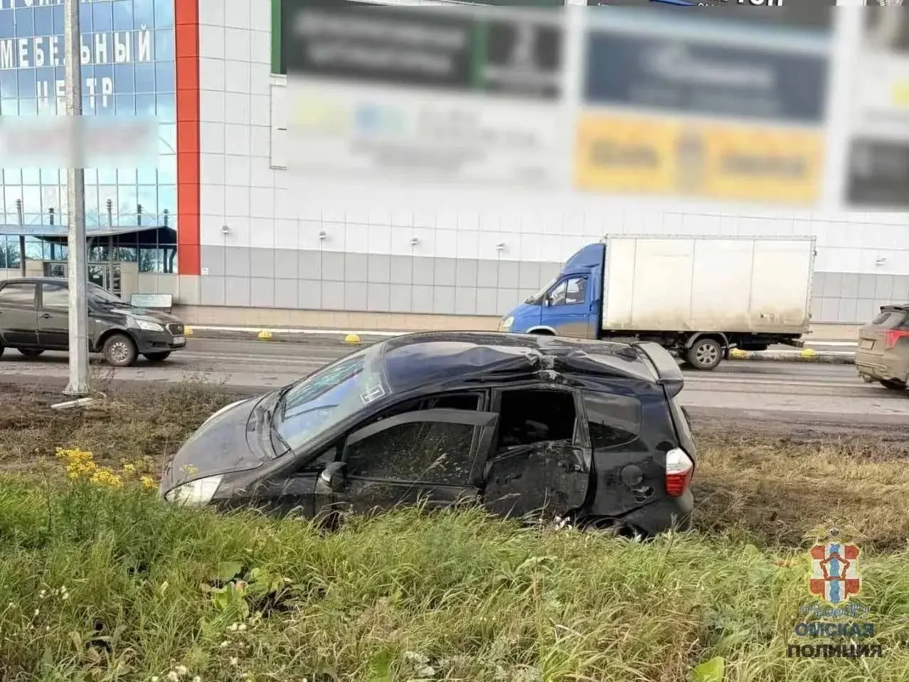 35-летняя женщина за рулем Honda не справилась с управлением; в больницу доставлены 5-летний мальчик и 7-летняя девочка.