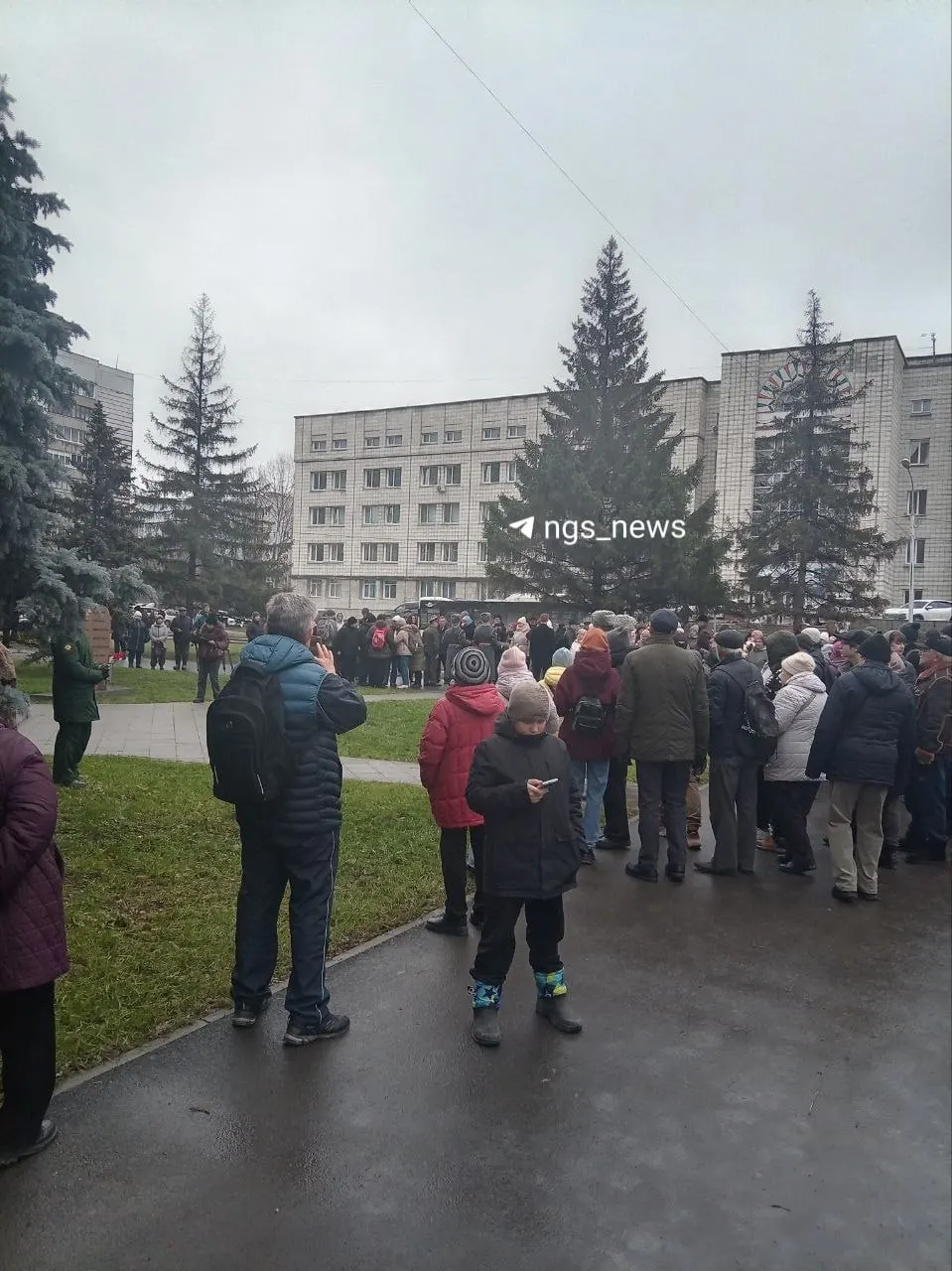 В Академгородке на улице Демакова появился новый сквер, названный в честь Александра Демакова; место станет точкой притяжения для горожан.