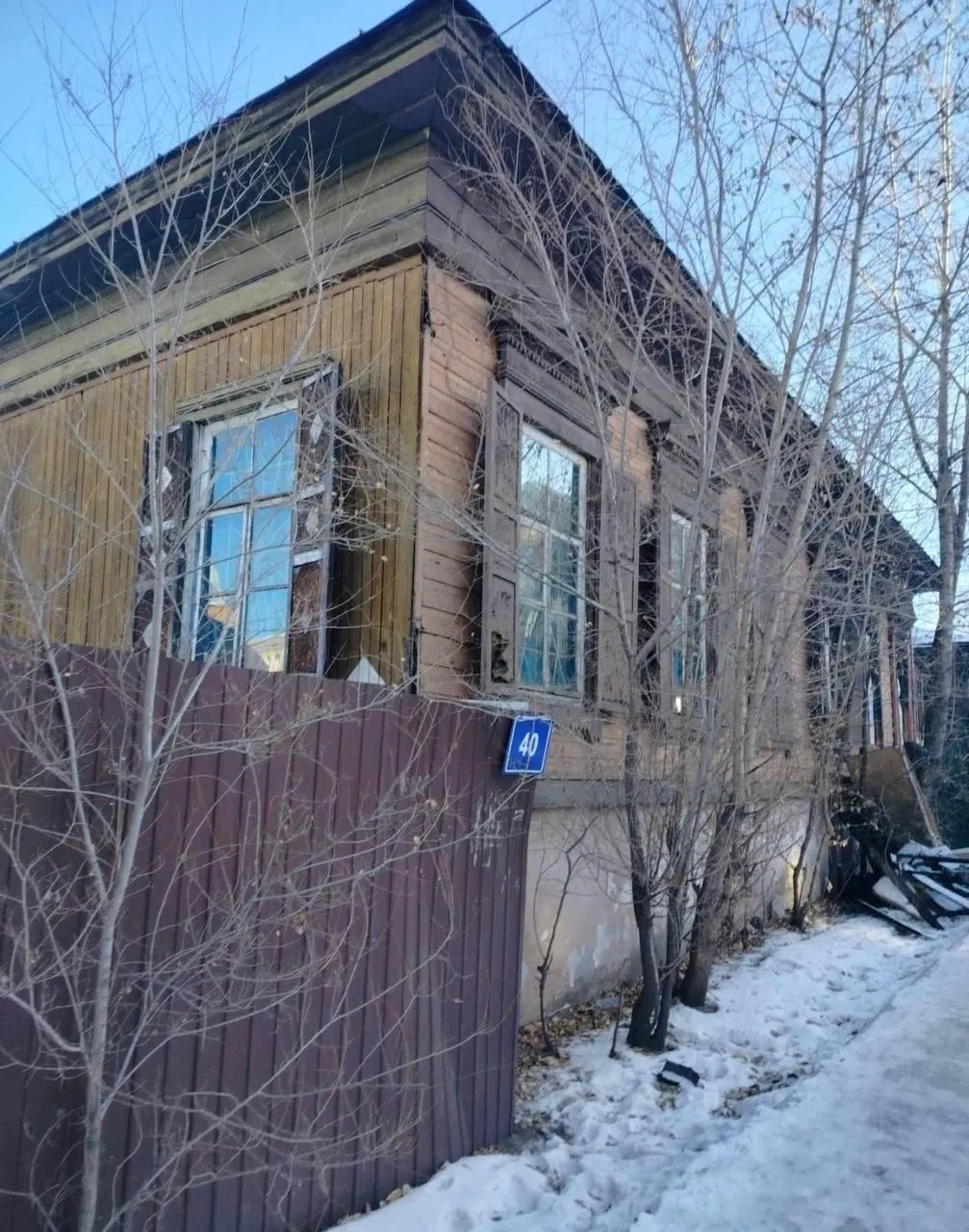 Глава Следственного комитета потребовал представить доклад об аварийном доме на улице Анохина, 40; проверяются соседние здания, жильцы остаются в разрушающемся доме, расселение не начато.