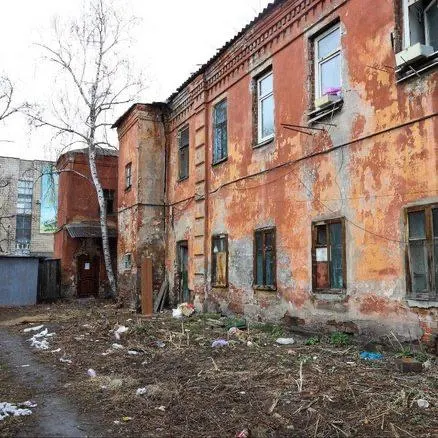 Муниципалитет Иркутска не нашёл заявок на конкурс по реализации участка для комплексного развития территории возле областного военкомата на улице Ударника; здание старого дома с аркой ранее считалось памятником, затем лишено охранного статуса.