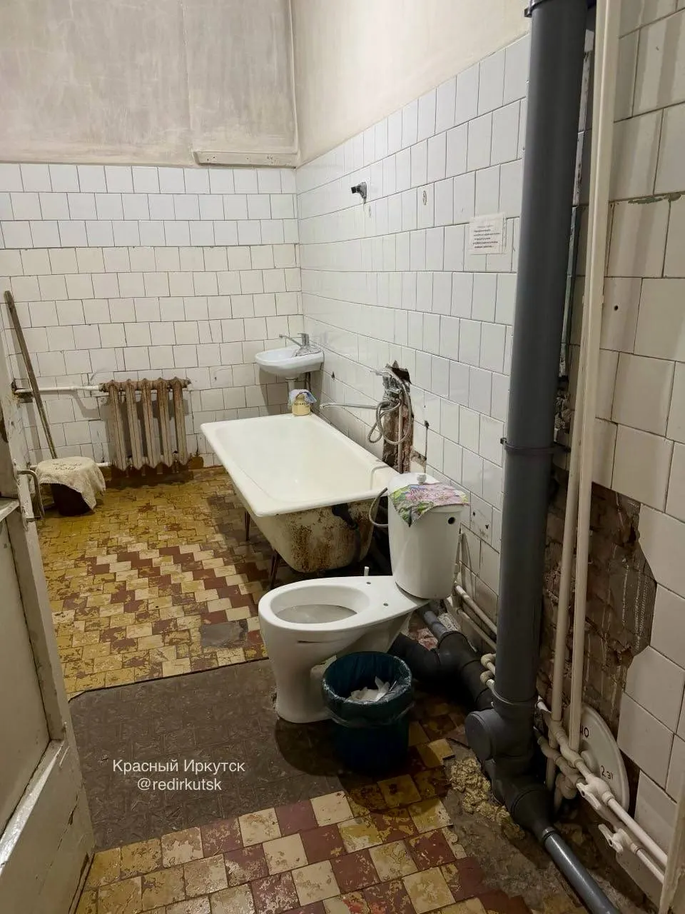 Снимки показывают удручающее состояние помещений детского отделения.
