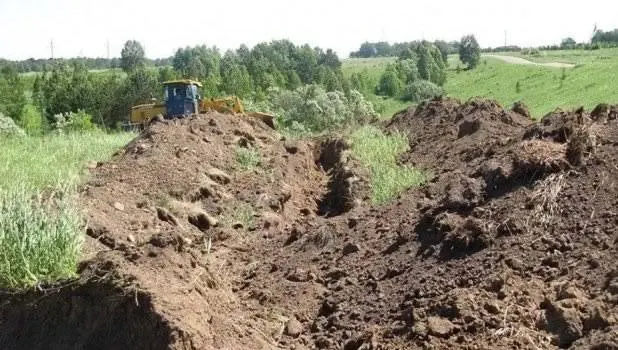В Алтайском крае четверым барнаульцам предъявлено обвинение в хищении свыше 4,4 тысячи тонн чернозёма; ущерб оценивается в 1,6 млн рублей; дело направлено в суд.